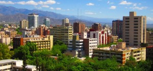 A_typical_view_of_Mendoza_City_full_of_trees_and_big_mountains.