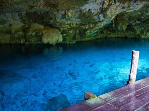 Nos adentramos en uno de los cenotes favoritos para los amantes del buceo subterráneo. Su descubrimiento es bastante reciente, en la década de los 80, y aún se siguen explorando kilómetros y kilómetros por descubrir, con más de 6.700 metros ya investigados. En algunos puntos, el cenote Dos Ojos llega a tener hasta 120 metros de profundidad, por lo que es muy importante que tengas mucha experiencia para la práctica deportiva en esta cueva inundada. Si no te ves con la suficiente capacidad, lo mejor es que contrates los servicios de monitores cualificados que te acompañarán durante la inmersión.