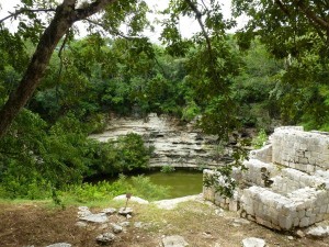 A sólo 5 kilómetros de Chichen itzá se encuentra este cenote a cielo abierto que, en la antigüedad se utilizaba, como casi todos, con fines sagrados. Con 60 metros de diámetro y paredes cortadas de 15 metros, se encuentra conectado con la pirámide de Kukulcán a través de un camino de 300 metros. Su cercanía lo hacía importante para los habitantes mayas de la zona, que utilizaban el cenote sagrado para lanzar vírgenes en sacrificio para contentar al dios de la lluvia. En su fondo se han encontrado restos de mujeres jóvenes ataviadas con ropajes muy elaborados. Este es el cenote idóneo para que dejes volar la imaginación y encontrarte con nuestros antepasados.