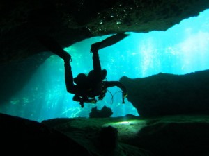 Este es el nombre local del Cenote Taj Mahal, que ha tomado su denominación del famoso monumento indio, gracias a la majestuosidad de este prodigio natural. En realidad son cuatro cenotes intercomunicados a 25 kilómetros al sur de Playa del Carmen. Está muy bien preparado, con baños y restaurante, pero para explorarlo en su plenitud tendrás que ser un experto buceador y superar la pared de cinco metros de profundidad que permite acceder a grandiosas cavidades. El paisaje de estalactitas y estalagmitas te va a resultar de una belleza abrumadora.