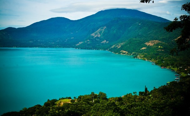 Lago de Coatepeque cambia su color a turquesa