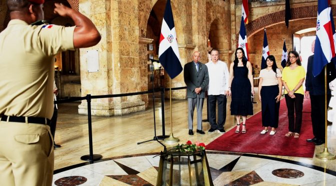 La delegación de Puerto Rico rinde honores a Eugenio María de Hostos en el Panteón de la Patria
