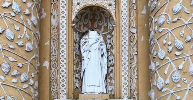 Vándalos decapitaron imagen en iglesia La Merced