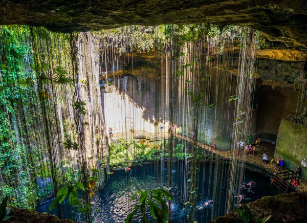 Alrededor de este impresionantes y bellísimo cenote se ha elaborado todo un eco-parque, en el que destacan, además de su exuberante floresta y muchas aves, la posibilidad de pernoctar en alguna de sus cabañitas de alto standing, al más puro estilo maya, pero con jacuzzi. No faltan restaurantes y comercios donde comprar recuerdos. El cenote Ik Kil es uno de los lugares más espectaculares de Yucatán a tan solo 3 kilómetros de Chichén Itzá. No debes perdértelo.