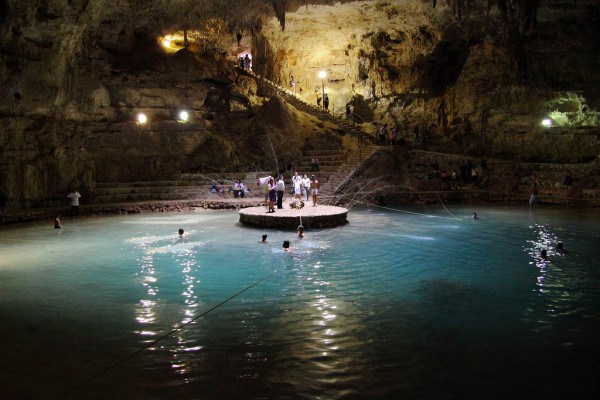 Suytun es, además de un precioso cenote, un estupendo complejo de turismo rural y natural. Se sitúa a 8 kilómetros de Valladolid y cuenta con alojamiento en cabañas y un museo con restos arqueológicos hallados dentro del mismo cenote. Como complemento podrás disfrutar de la experiencia que ofrece el rancho ganadero que también se encuentra en este punto. La entrada cuesta poco más de $4 y permite el acceso a una preciosa e imponente cueva subterránea de aguas poco profundas y tan transparentes que podrás observar los peces.