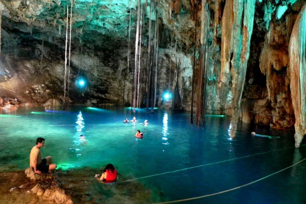 Este cenote está a 3 kilómetros de Valladolid, en la carretera que une la ciudad con Mérida; así que las comunicaciones son excelentes. Aquí vas a experimentar una sensación espectacular, porque el acceso a la gruta cubierta es a través de una abertura bastante estrecha, por lo que cuando el espacio se abre hacia una monumental estancia, la magia resulta hechizante. Xkekén está muy bien acondicionado por ser uno de los cenotes más turísticos. Posee estupendos accesos, instalaciones con barandillas, cuerdas para ir sujetándote y descansar mientras nadas y recorres sus amplios espacios, plataformas donde acomodarse. Las aguas cristalinas de un intenso azul turquesa y sus majestuosas estalactitas no te decepcionarán.