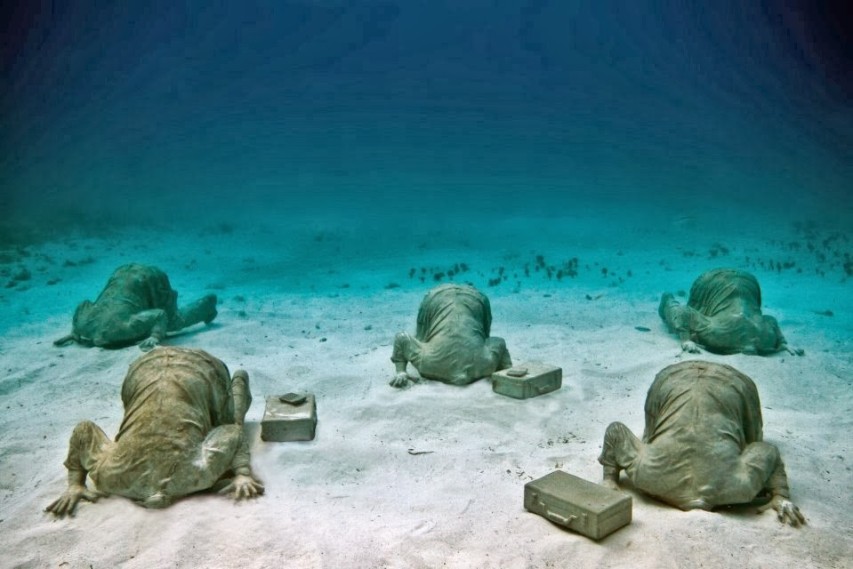 El impacto del ser humano en los arrecifes naturales combinado con fuerzas naturales como el huracán Wilma, hicieron que el futuro de la vida marina en Cancún e Isla Mujeres se viera amenazado, hasta que, en 2009, el museo subacuático de arte contemporáneo más grande en su tipo fue creado en las aguas del Caribe Mexicano. Este proyecto, fundado por el Doctor Jaime González Cano, Director del Parque Nacional Costa Occidental Isla Mujeres, Punta Cancún, Punta Nizuc; el entonces Presidente de Asociados Náuticos de Cancún, el Maestro Roberto Díaz Abraham, y el artista británico Jason deCaires Taylor, cuenta con más de 500 esculturas sumergidas de manera permanente, lo cual lo convierte en el museo submarino de arte más atractivo del Mundo. Este museo busca demostrar la coexistencia entre el arte y las ciencias ambientales, ya que con el paso del tiempo, la vida marina encuentra refugio en estas piezas. La generación de esta vida, convierte a las piezas del museo en un conjunto de arrecifes artificiales. Las esculturas se fijan al fondo del mar y están hechas de un concreto marino especial que facilita la creación de corales en su superficie. El total de la colección ocupa un área de más de 420 metros cuadrados y pesa más de 200 toneladas. Como vistar el “MUSA”?