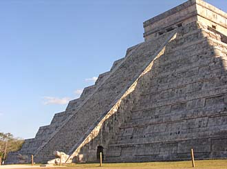 La zona Arqueológica de Chichén Itzá se encuentra a 180 km oeste de Cancún, existen varias formas de trasladarse desde Cancún hasta este destino, pero la mas barata es a través de un bus que sale en la terminal de buses Cancún-Playa del Carmen o merida, la opción que le da al visitante mayor liberta es rentar un automóvil para de estar forma disfrutar del lugar con su propio intinerario, simore la mejor opción será contratar una excursión en los quioscos de la avenida Tulum o en el mercado 28 o bien haberlo reservado previamente con su agencia de viaje de su preferencia. Las instalaciones de este destino son de primer nivel, con amplios parqueos con tarifas fijas para todo el día, baños, enfermería, cafetería, guias certificados, y gran variedad de tiendfas de suvenires. Patra este destino es importante prepararse con agua, sombrero, repelente de insectos , también es importante tomar en cuenta que este destino se encuentra en medio de la selva por lo que es muy probable que experimentes alguna lluvia repentina. Que debes Ver? Chichen fue fundada alrededor del años 500 a.C alcanzo su mejor época alrededor del año 900 y por luchas con otras cuidades como Uxmal y Mayapan fue perdiendo importancia alrededor del siglo VII y el siglo VIX durante este tiempo la cultura Maya se encontraba al final de su era de grandeza pero la cuidad disfrutaba de un ambiente de poder, prestigio y un gran intercambio comercio con otras grandes y lejanas culturas como la Tolteca del Centro de Mexico, lo que influyo en su religión, costumbres y e hasta su arquitectura. Asi podemos encontrar construcciones en el mas clásico estilo Maya llamado PUUC, además de templos con columnas adormnadas como las que construían los Toltecas. Otra poderosa cultura de centro de mexico que influyo de gran forma a la cultura maya es la Teotiguacana la cual también construia sus pirámides con orientación astronómica. Es famoso el conocimiento que los maya tenían de la astrología y era tan importante para ellos que en Chichén podras encontrar uno de los pocos edificios circulares que construyeron y que por la orientación de la ventanas y de todo el edificio se presume que utilizaba para hacer observaciones, estudios astrológicos y llevar registros de los astros . Los Mayas por ser agricultores debía conocer perfectamente el ciclo del año de ahí la importancia de la astronomía, aún así no era el único uso de le daban ni era el único conocimiento que dominaban perfectamente. La pirámide llamada el castillo además de ser la mas famosa de la zona es el perfecto ejemplo de estos conocimientos ya que cada equinoxio de primavera se proyecta una sobra sobre las escaleras que terminan en esculturas de cabezas de serpiente que representan al dios Kukulkan, la serpiente emplumada, tosdo el edificio es un inmenso calendario donde la suma de sus escalones y marcas en sus costados llevan la cuenta de los días del año. Otro detalle interesante de esta edificación es su construcción y diseño acústico lo que permitia que el personaje que hablara desde la cima de la torreo fuera escuchado por todo abajo sin la necesidad de forzar su voz. Esto lo puedes comprobar desde debajo de la pirámide aplaudiendo y notará que la pirámide responde a estos sonidos un eco característico que amplifica los sonidos. Además toda este infraestructura también servia para reforzar todas las creencias que los mayas tenían en su religión y cuya importancia como centro religioso perduro hasta la llegada de los españoles, una religión que exigia muchas veces sacrificios de la vida misma. Con 60 mtrs de diámetro, muros de 15 mtrs, 13 mtrs de profundidad y Fondo Fangoso los mayas seleccionaron el cenote sagrado para ofrecer sacrificios al dios de la lluvia Chaac. Los sarificios humanos eran muy importantes para los mayas ya que creía que eran estos los que mantenían el equilibrio del cosmos y como el cosmos fue creado.