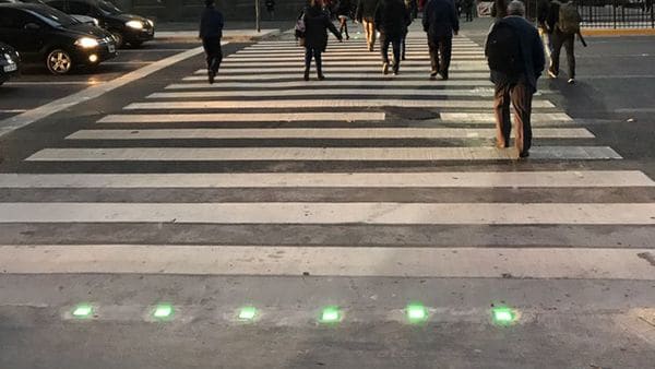 Buenos Aires estrenó un semáforo especial para los «peatones tecnológicos»